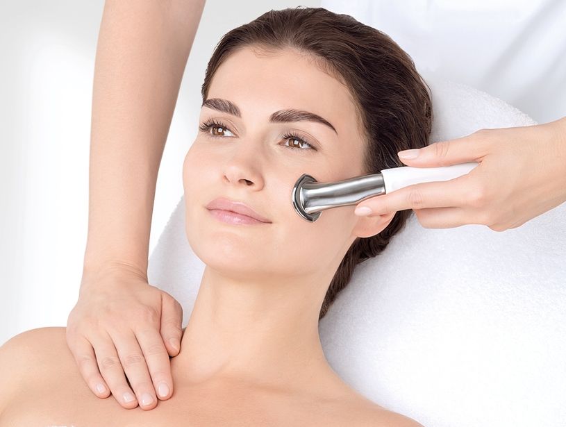 Une femme passant sa main sur son visage