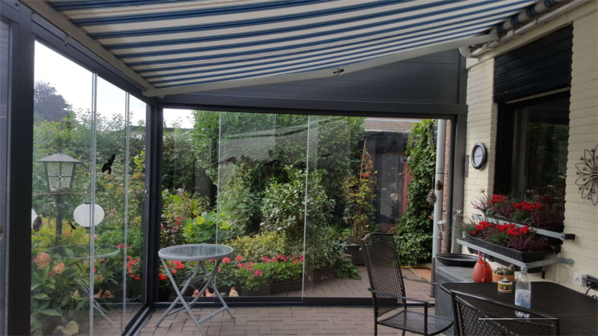 Wintergarten mit Markise als Sonnenschutz