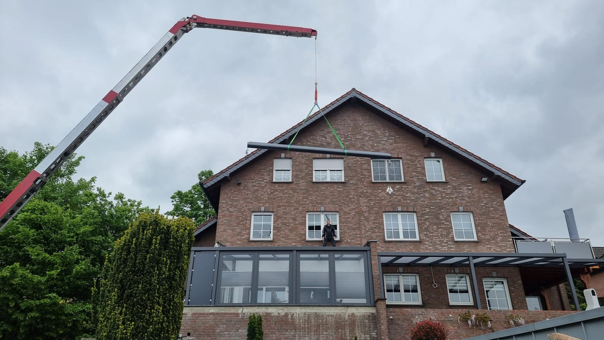 Ein großes Backsteingebäude mit einem Kran an der Seite.