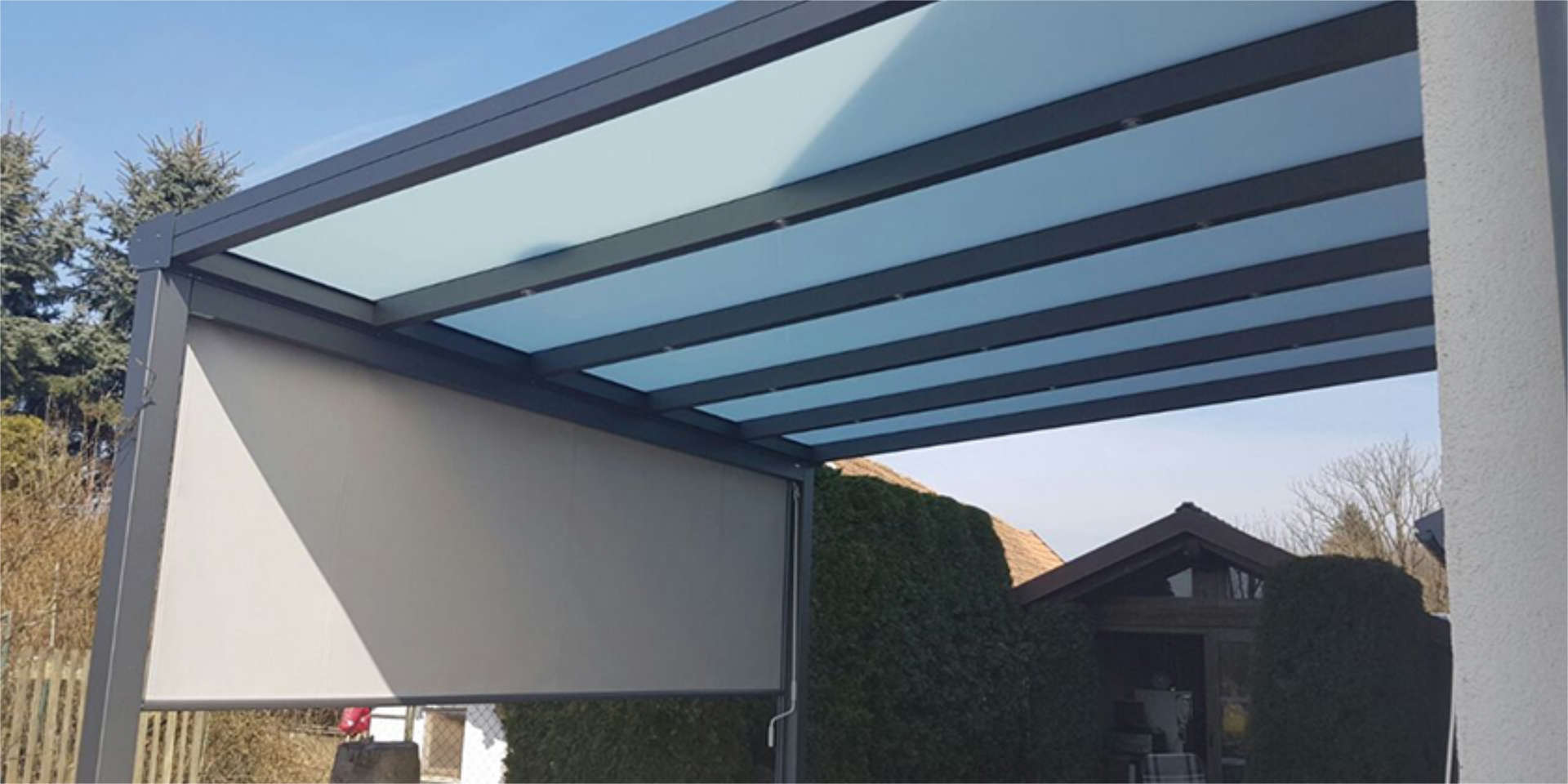 Carport mit Glasdach und Windschutz