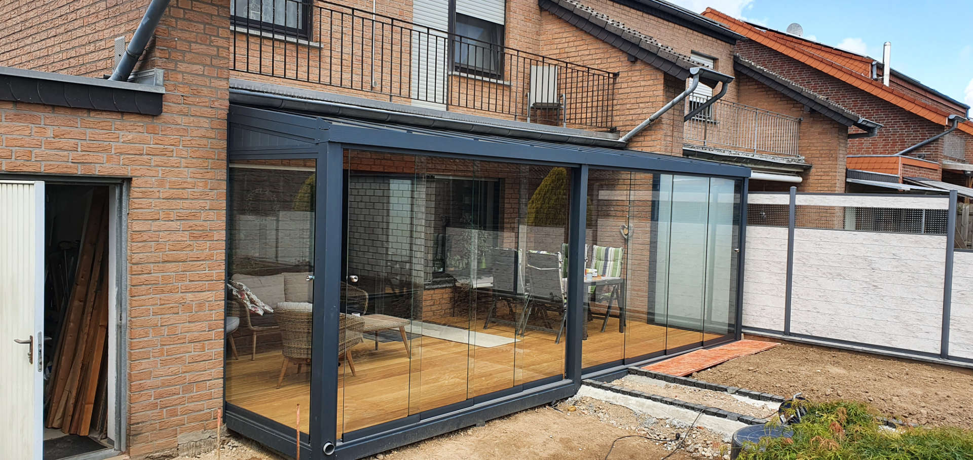 Wintergarten komplett verglast mit Schiebetüren aus Glas