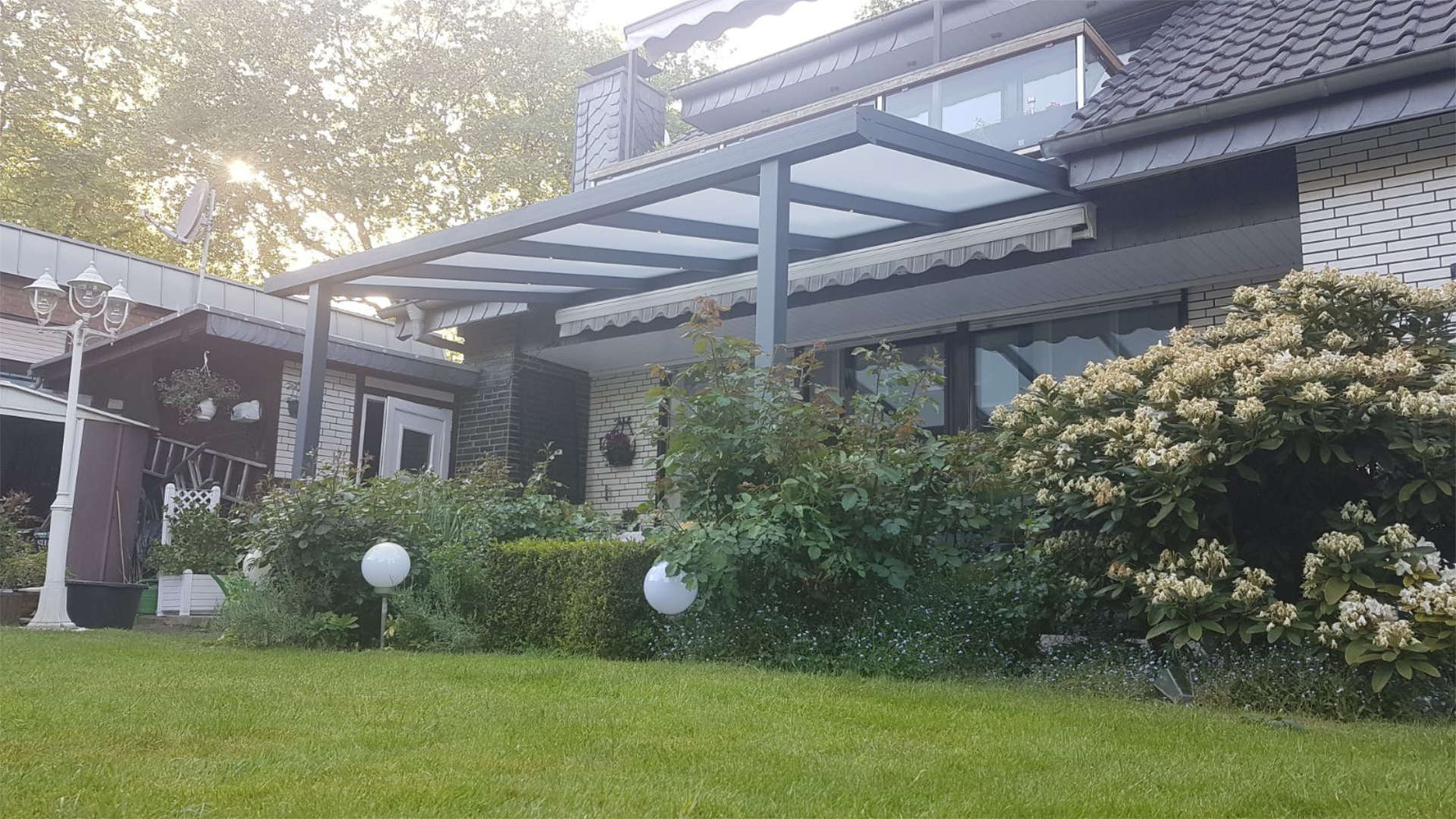 ein Haus mit einer Veranda und Glasüberdachung