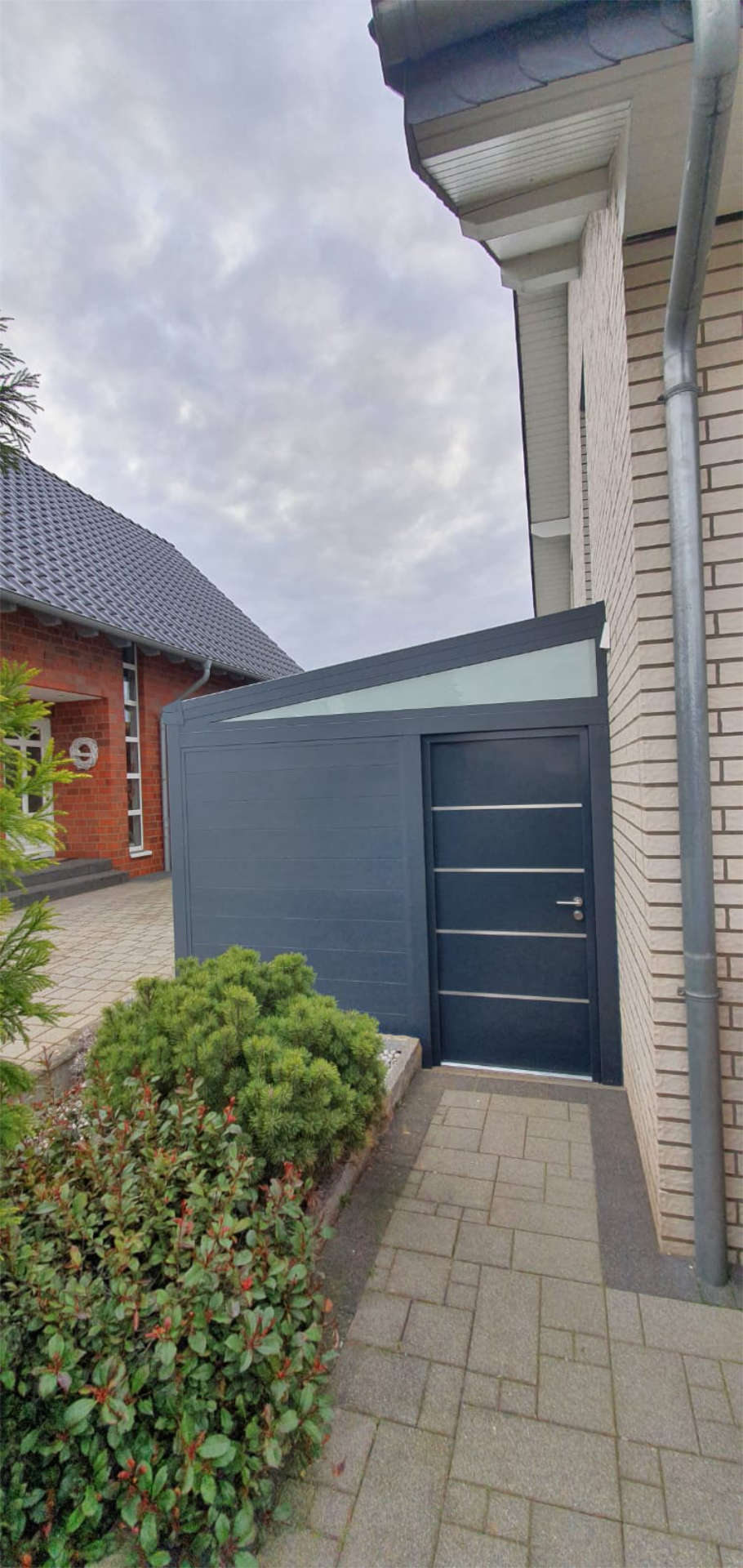 Terrassenüberdachung mit Wänden und Tür