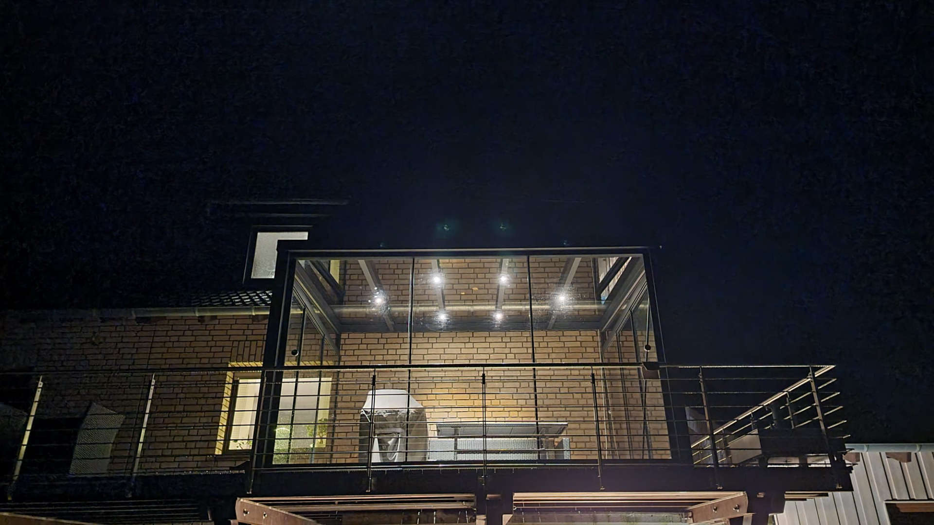 Balkonüberdachung mit Seitenwänden komplett verglast