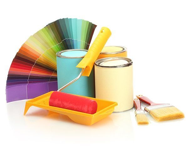 Latas de pintura y pinceles con un abanico de colores en el fondo