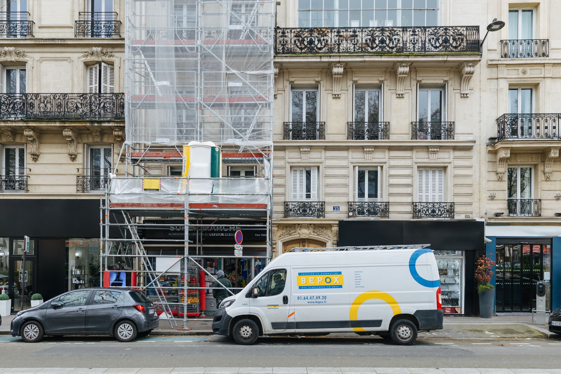 Camion BEPOX stationné devant un immeuble