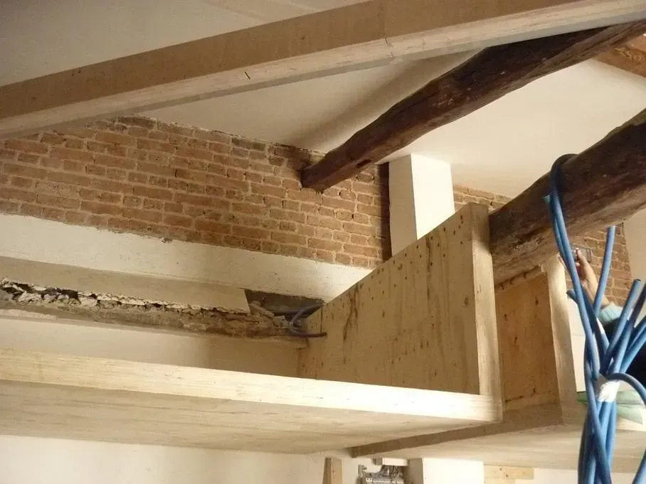 Planches de bois fixées à une poutre