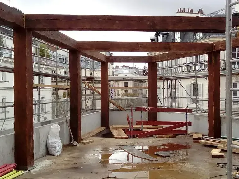 Structure en bois montée pour créer une extension