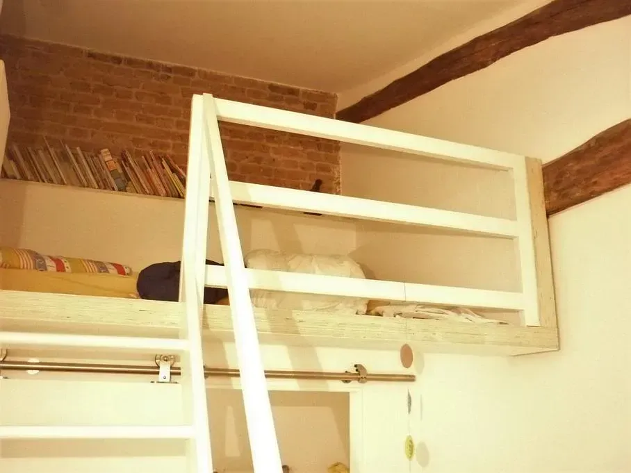 Lit mezzanine en bois peint en blanc