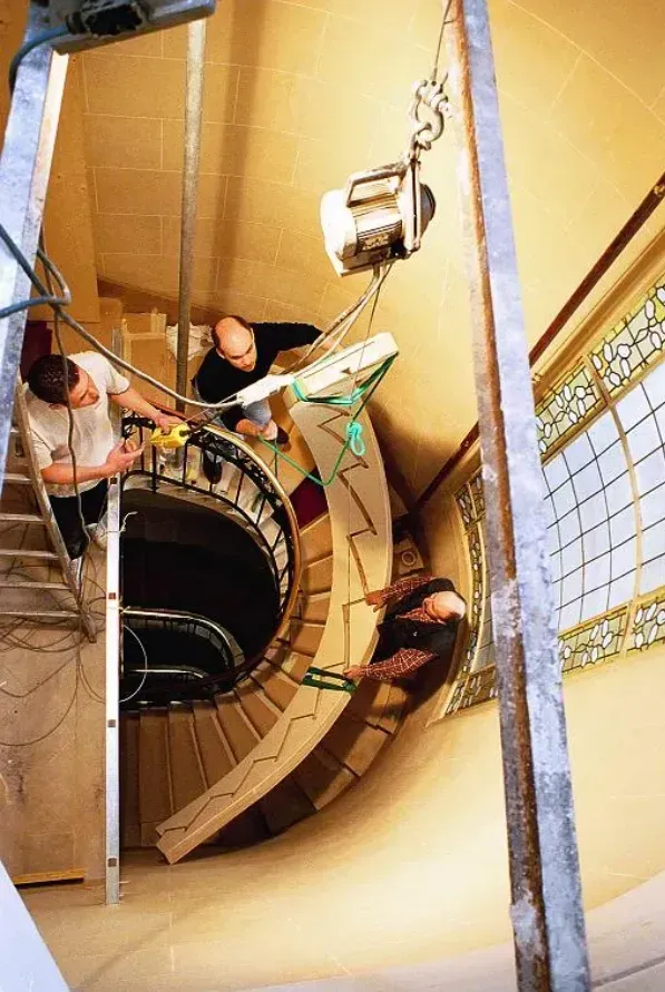 Trois ouvriers restaurant un escalier