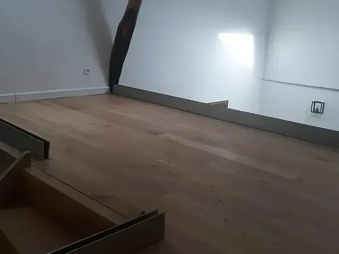 Mezzanine en bois dans un appartement