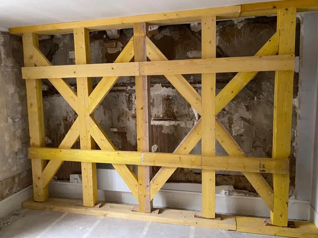 Étaiement dans un des murs d'une pièce