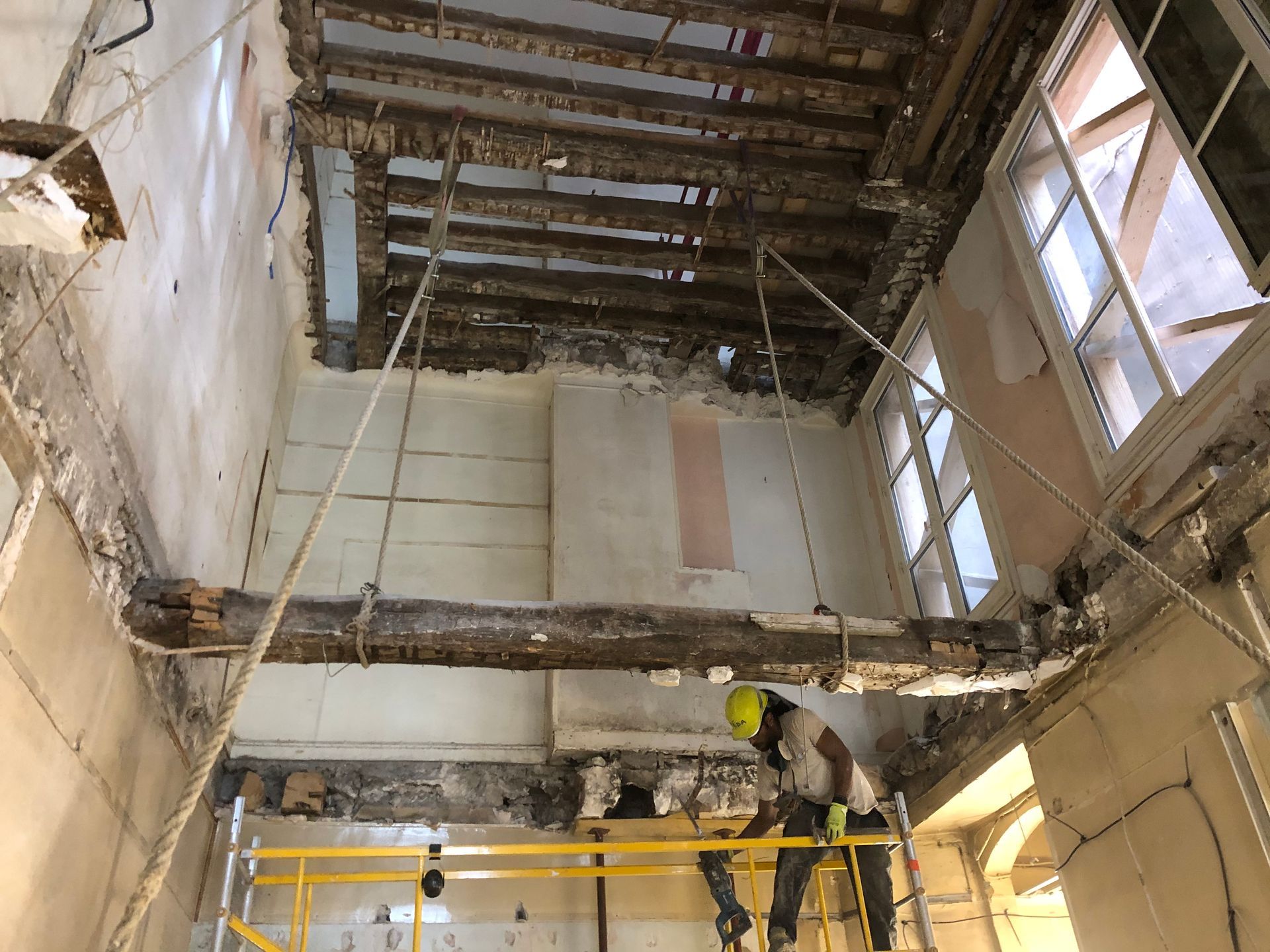 Ouvrier réalisant un plancher en bois