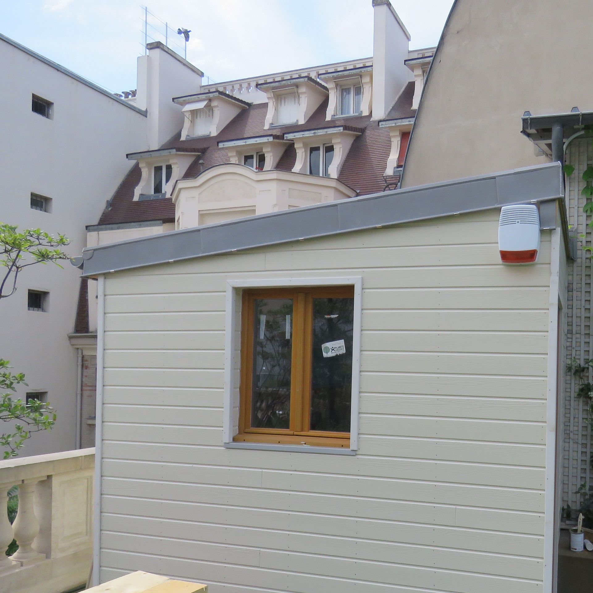 Niveau à bulles sur une des poutres de la charpente