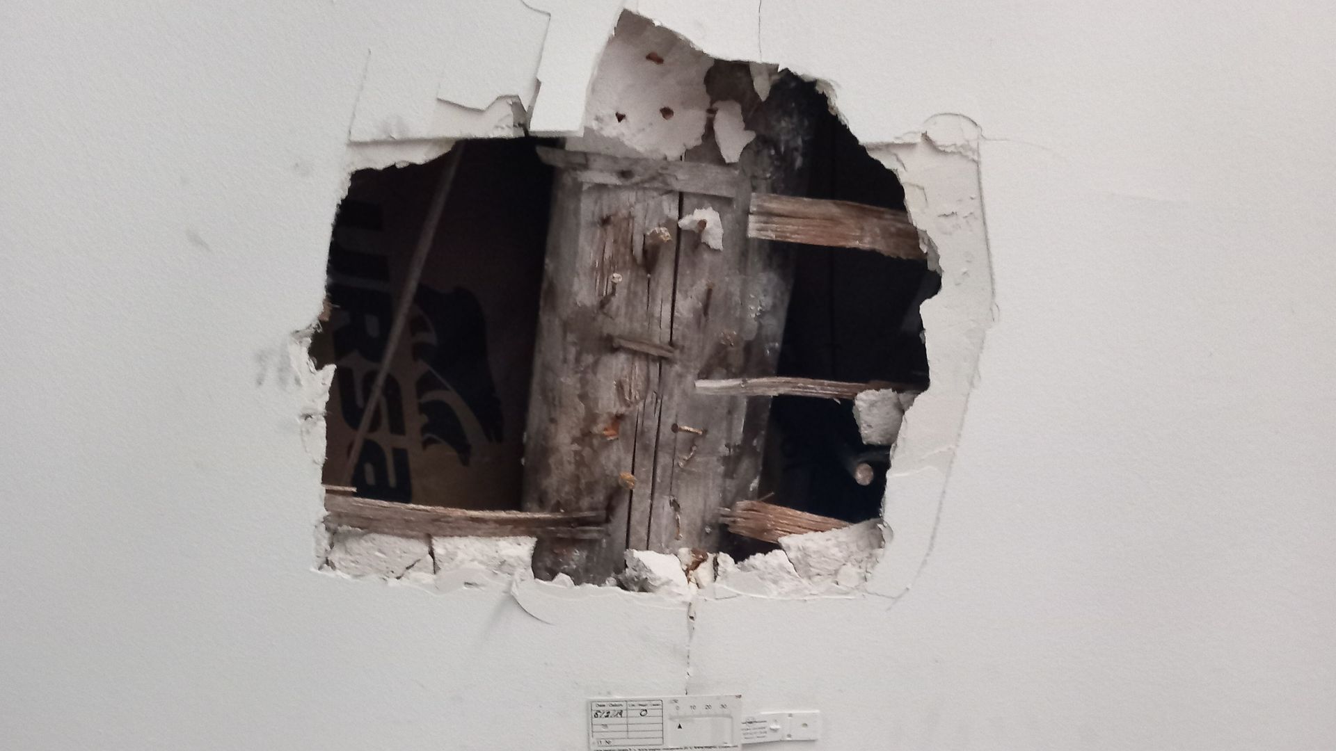 Trou dans un plafond pour diagnostic de charpente