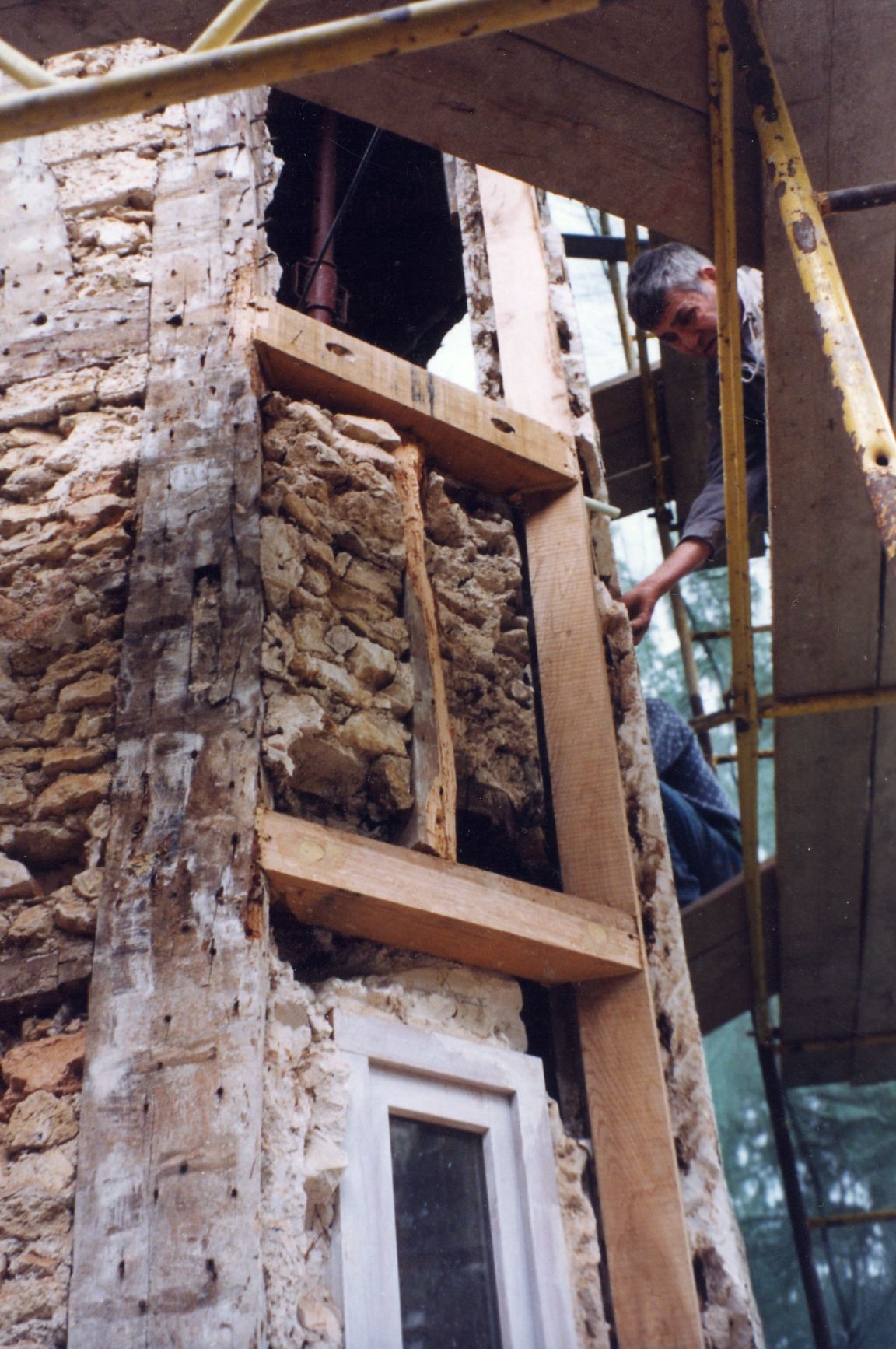 Pan de bois devant une cage d'escalier