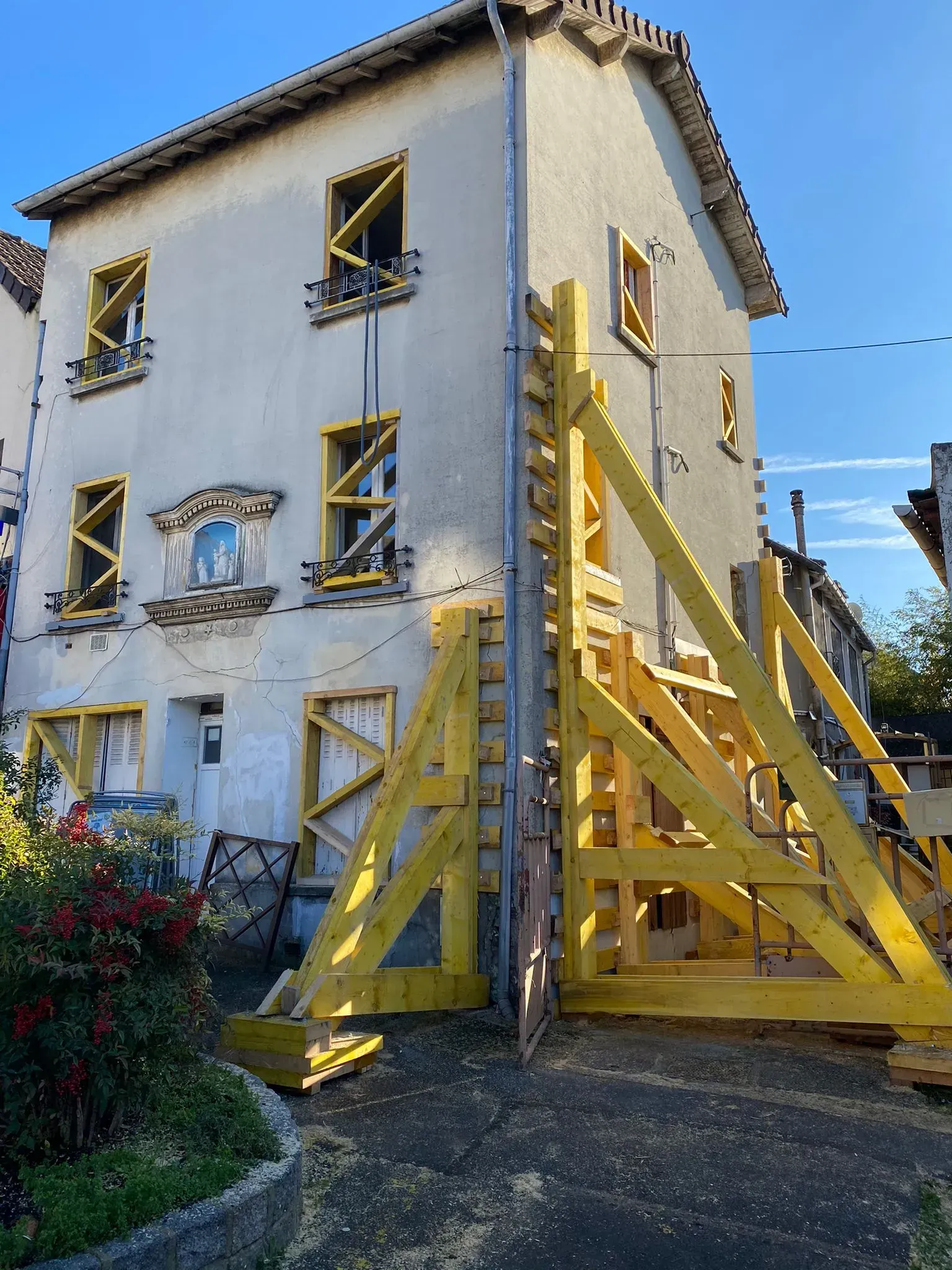 Étaiement de deux murs d'une bâtisse