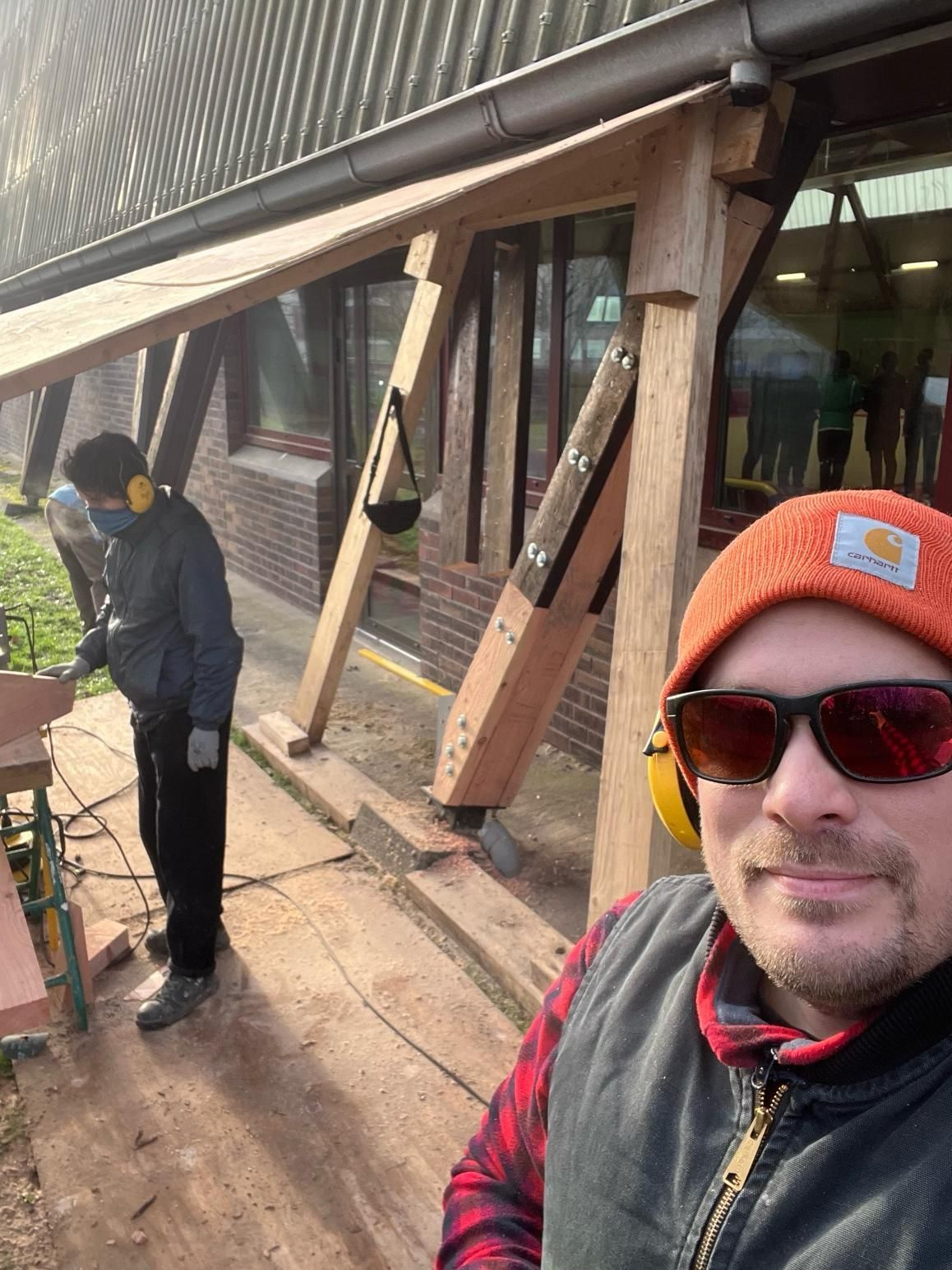 Deux employés sur le chantier de la mairie de Chelles