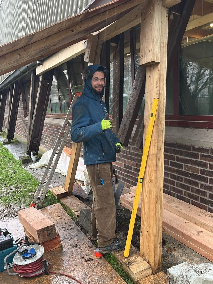Un employé sur le chantier de la mairie de Chelles avec un niveau à bulles