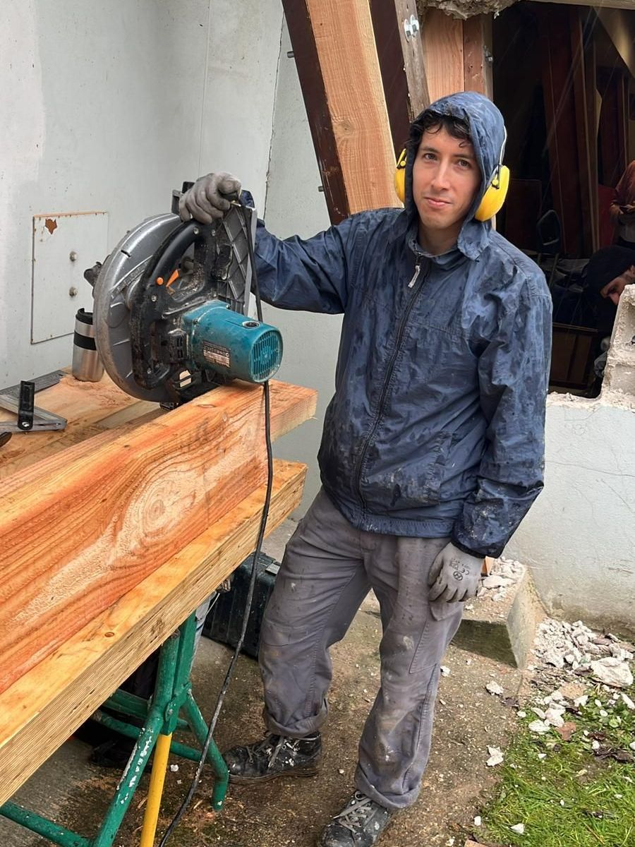 Un employé sur le chantier de la mairie de Chelles avec la scie circulaire