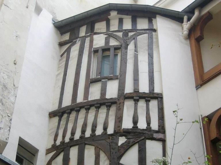 Façade à colombages en cours de construction