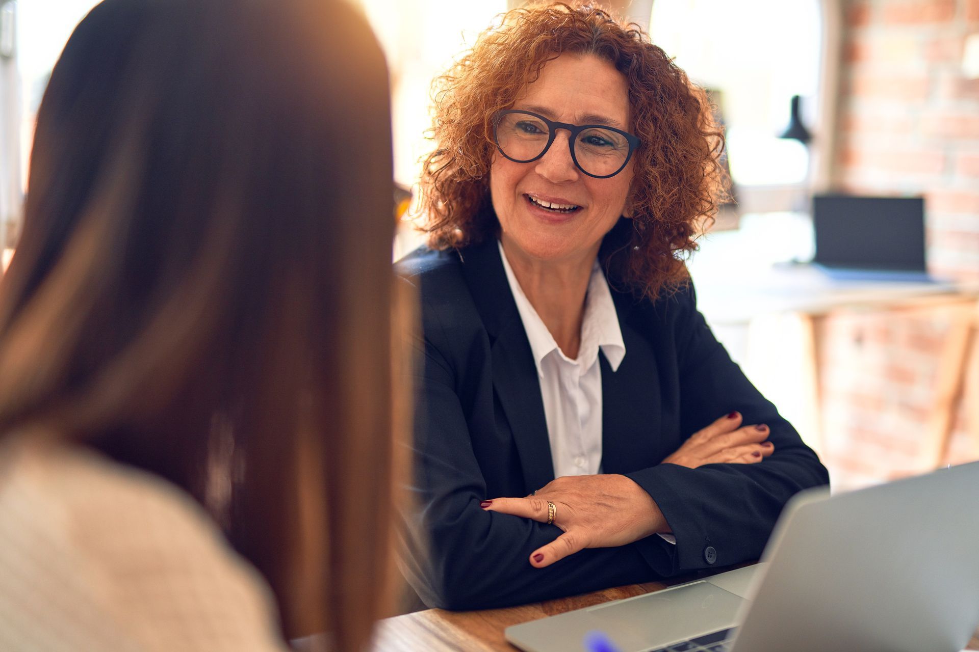 Deux femmes qui discutent à un bureau