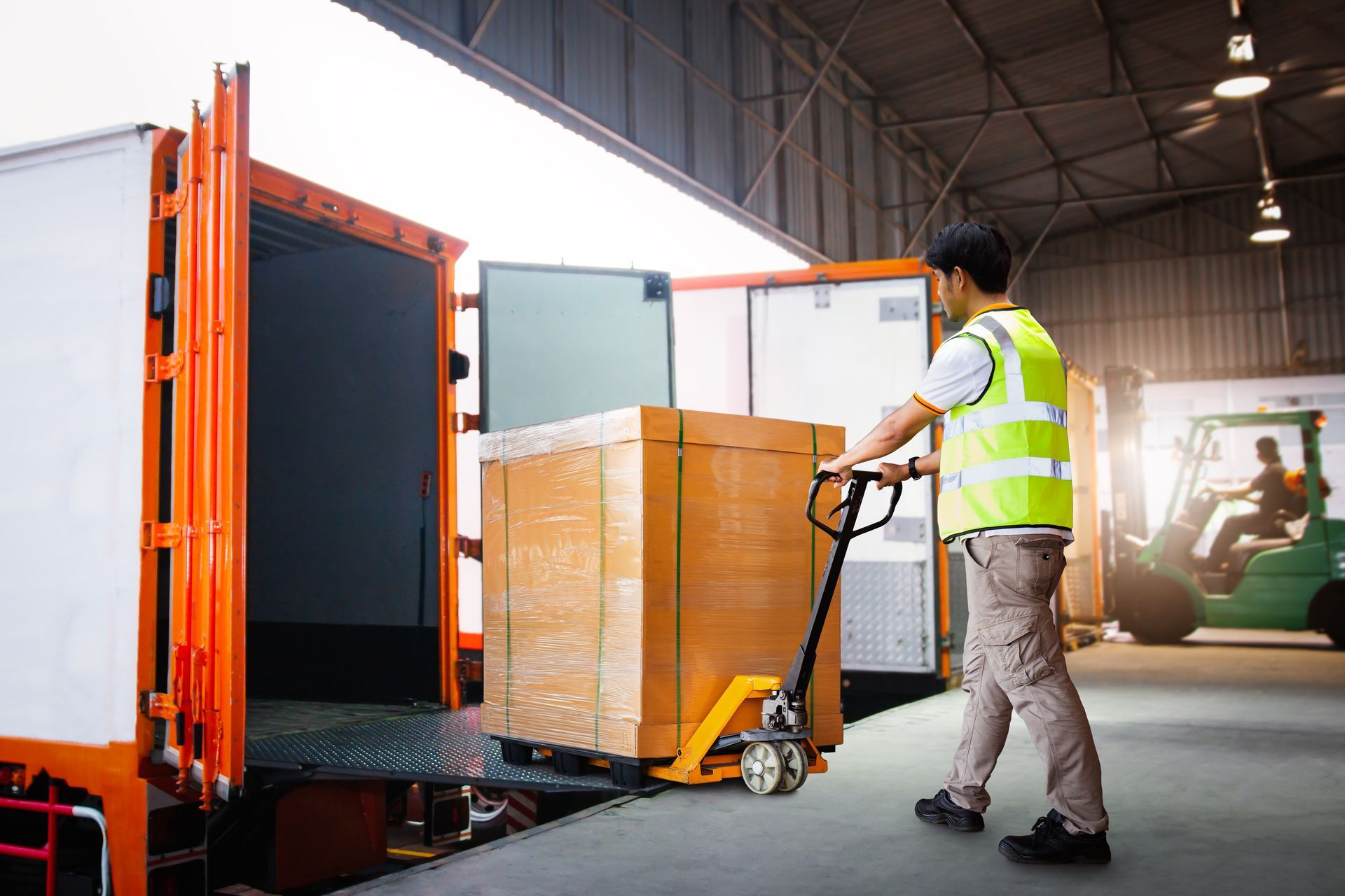 Chargement d'une palette dans un camion