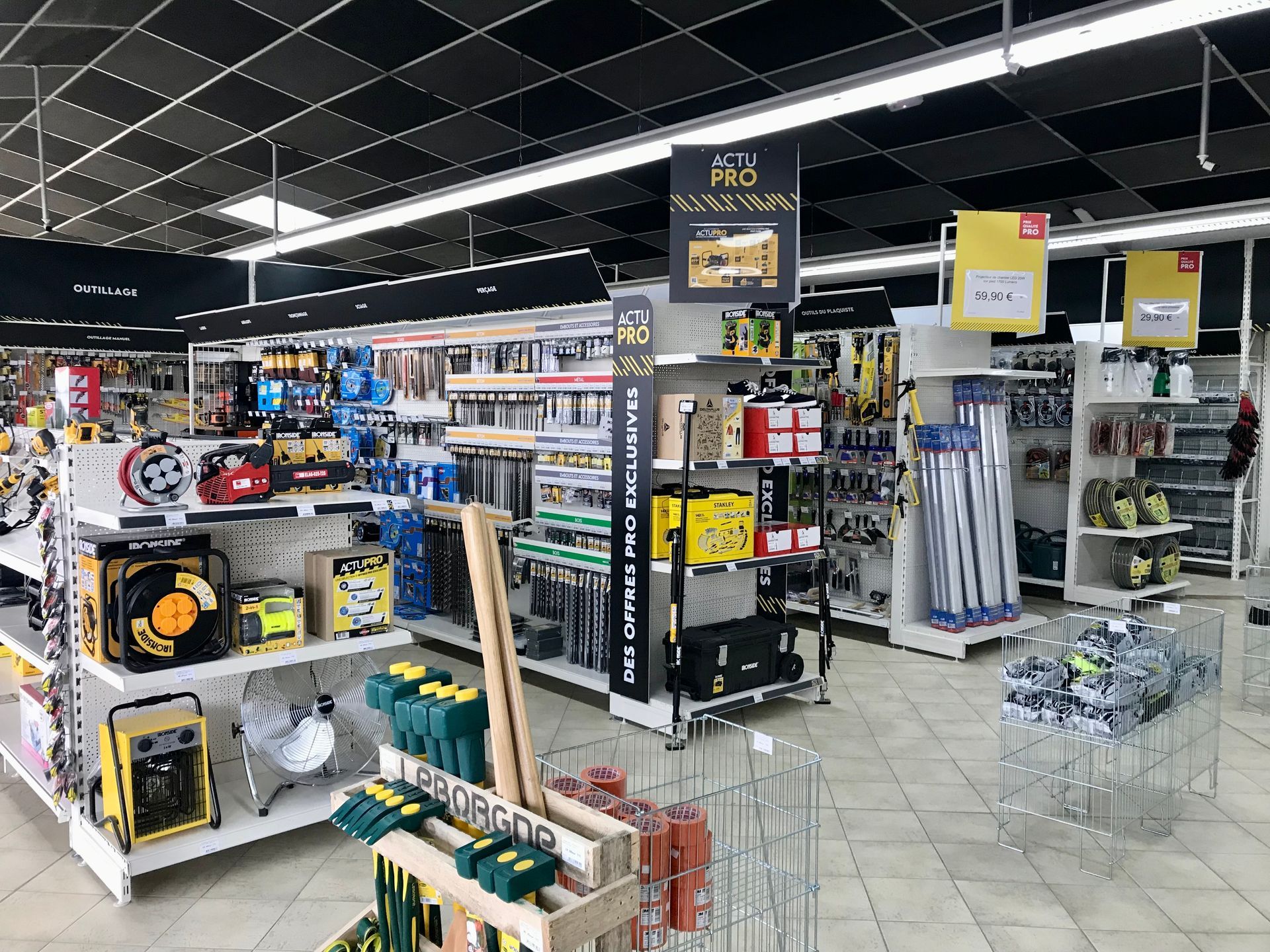 Allées d'un magasin d'outillages