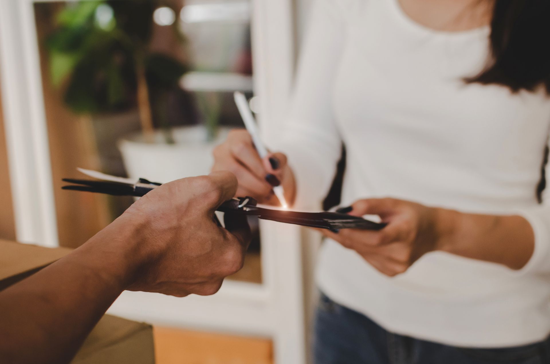 Une femme signe un document