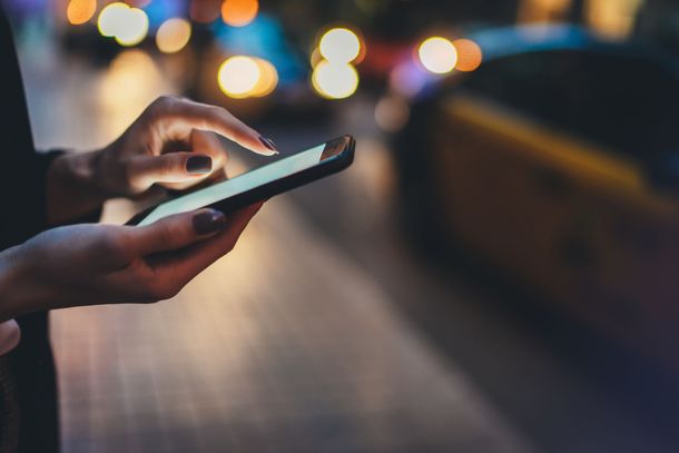 Une femme sur son téléphone dans la rue