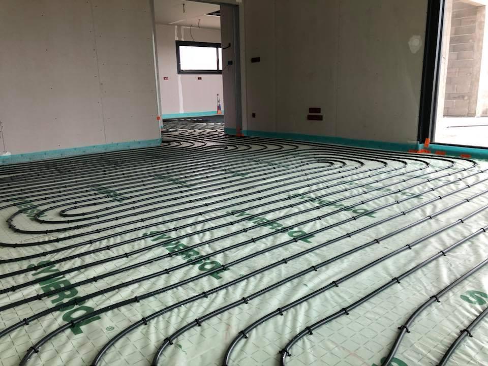 Installation d’un plancher chauffant et rafraîchissant dans une maison