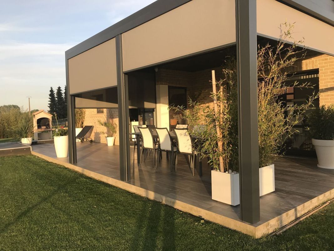 Pergola au-dessus d'une terrasse