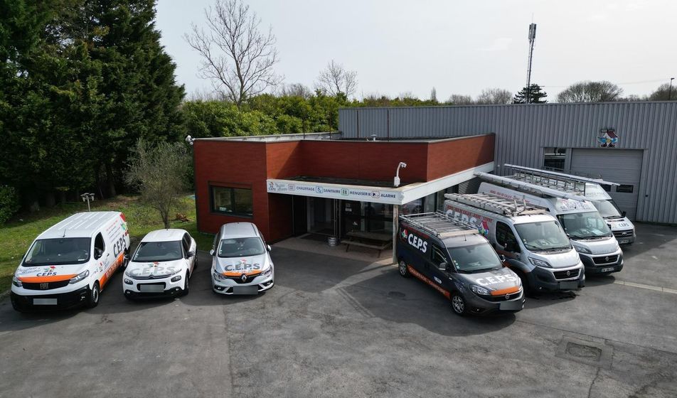 Façade de l'entreprise CEPS avec vue sur le parking
