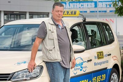 Jörg Henke steht vor Taxi