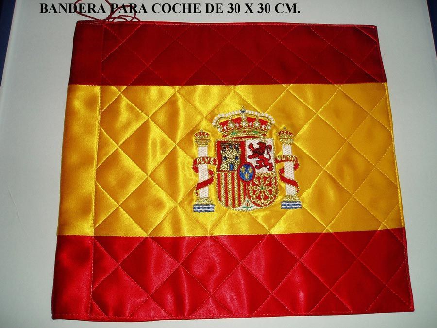 Una bandera roja y amarilla con un escudo de armas.