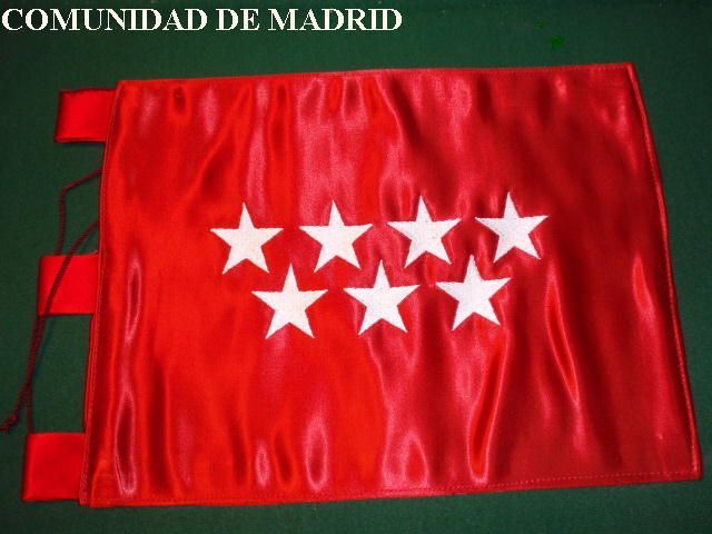 Una bandera roja de la Comunidad de Madrid con estrellas blancas.
