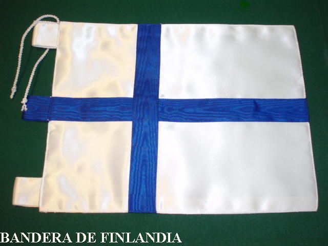 Una bandera blanca y azul con la bandera de Finlandia escrita en la parte inferior.