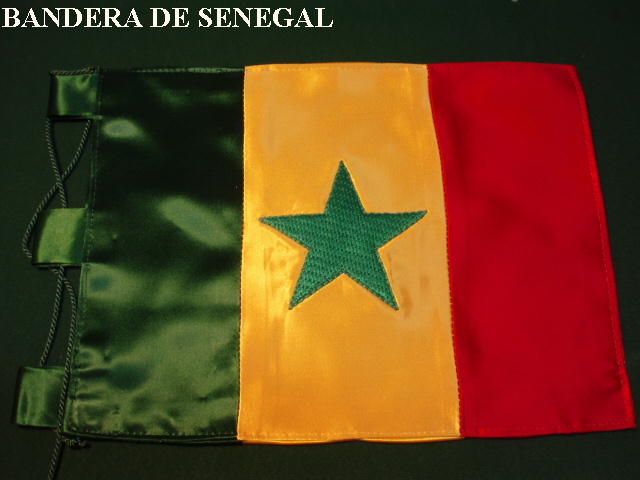 Una bandera de Senegal con una estrella verde.
