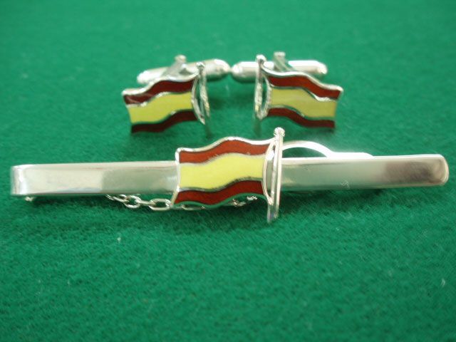Un par de gemelos y un pasador de corbata con banderas españolas.