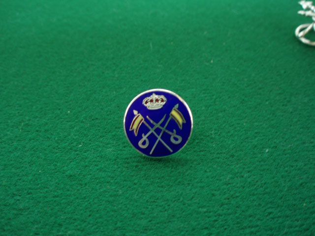 Un pin azul con una corona y espadas cruzadas.