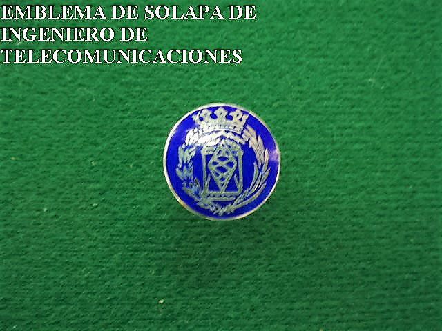 Emblema de solapa de ingeniero de telecomunicaciones is displayed on a green background