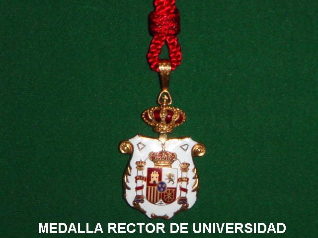 A medal that says medalla rector de universidad on it