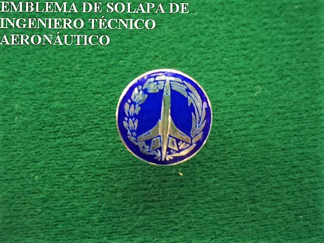 Emblema de solapa de ingeniero tecnico aeronautico on a green background