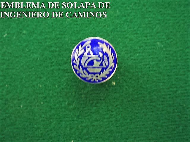 Emblema de solapa de ingeniero de caminos is displayed on a green surface