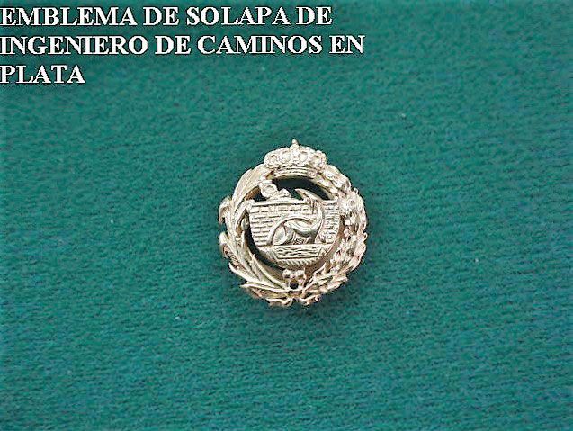 Emblema de solapa de ingeniero de caminos en plata on a green cloth