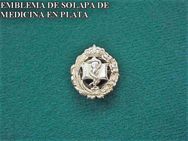 Emblema de solapa de medicina en plata on a green cloth