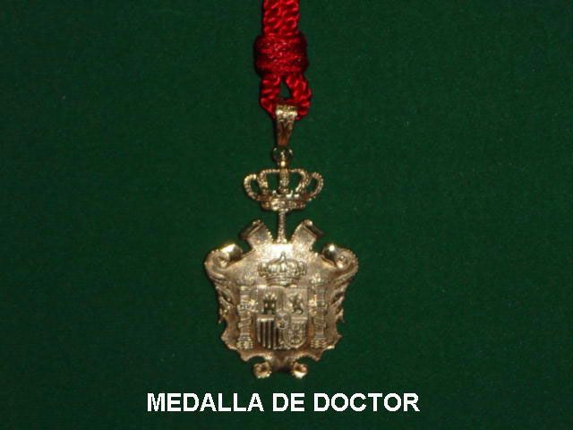 Una medalla que dice medalla de doctor.