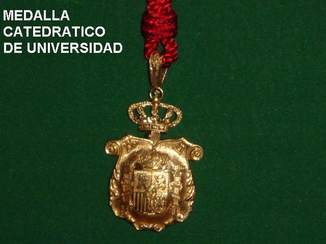 Una medalla con una corona está etiquetada como medalla catedralicia de universidad.