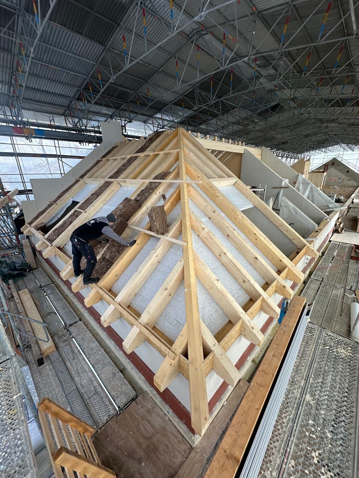 Dachkonstruktion aus Holz im Bau – präziser Dachstuhl im Holzbau
