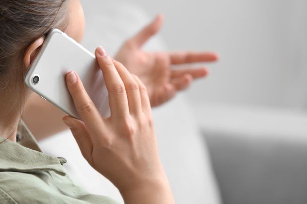 Une personne au téléphone.